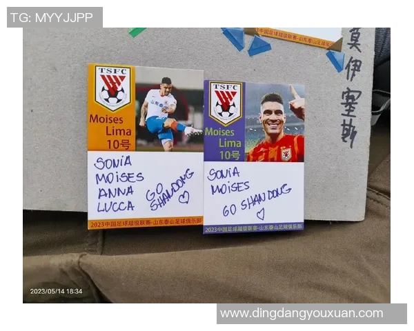 足球球星签名卡收藏热潮掀起 球迷争相收藏限量版签字卡